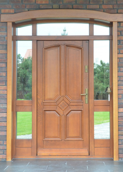 Drzwi zewnętrzne tradycyjne + naświetle górne + 2 dostawki boczne stałe szklone